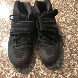 Kyrie Irving black shoes